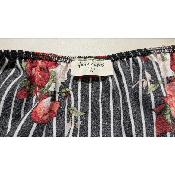 Free Kisses Floral Top with White Stripes Size Plus 2X - Picture 6 of 6